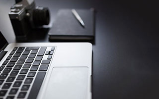 张嘉倪脱掉“战靴”：她的光脚，是成年人最体面的休战