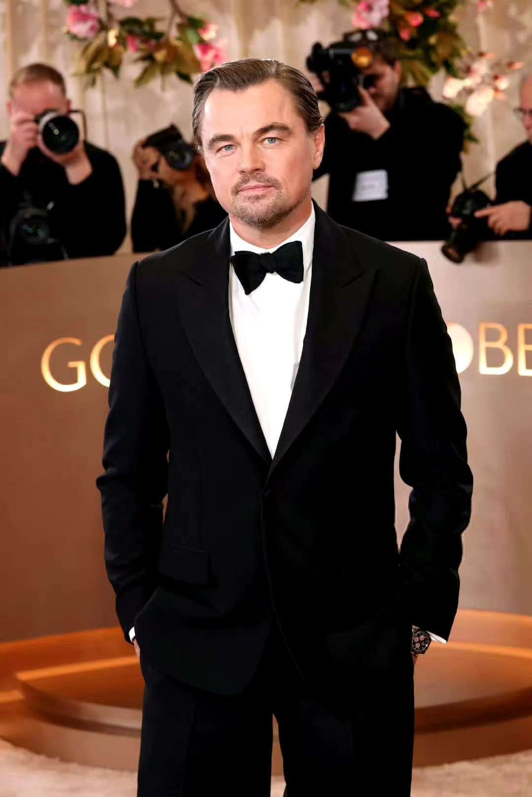 金球奖红毯造型_女明星黑色礼服_男明星红毯穿搭