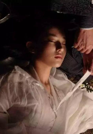 陈紫函被男星揩油事件_女明星被狂吃豆腐_女星拍床戏被揩油经历